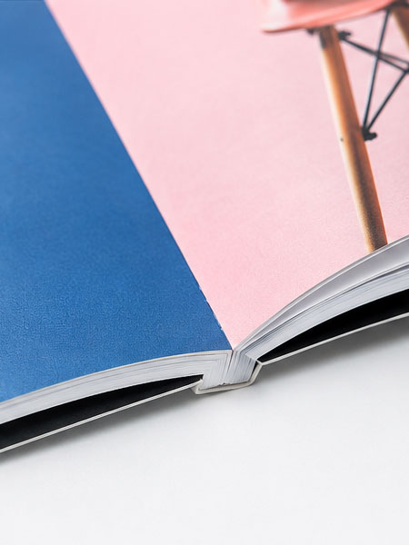 膠裝書冊攤開樣式,呈現書背裝訂後的內頁翻閱與中央裝訂效果