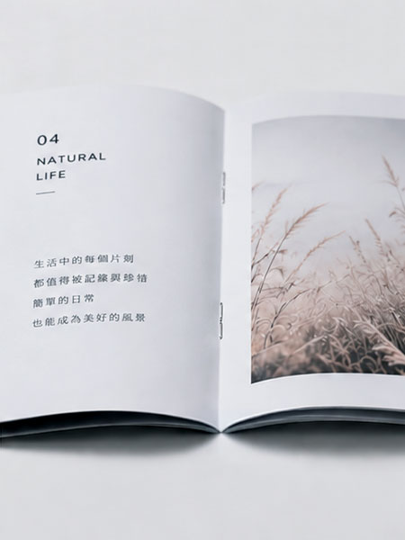 騎馬釘書冊攤開樣式,呈現中央裝訂與內頁翻閱效果